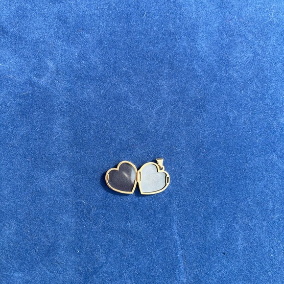 Mother and baby cameo locket. - Picture 3 of 3